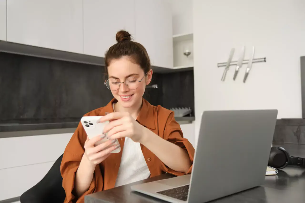 Mulher a utilizar a plataforma de chat de vídeo aleatório Umingle num portátil enquanto interage com pessoas online