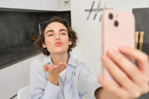 Woman using random video chat on a smartphone – Omegle alternatives with gender filter