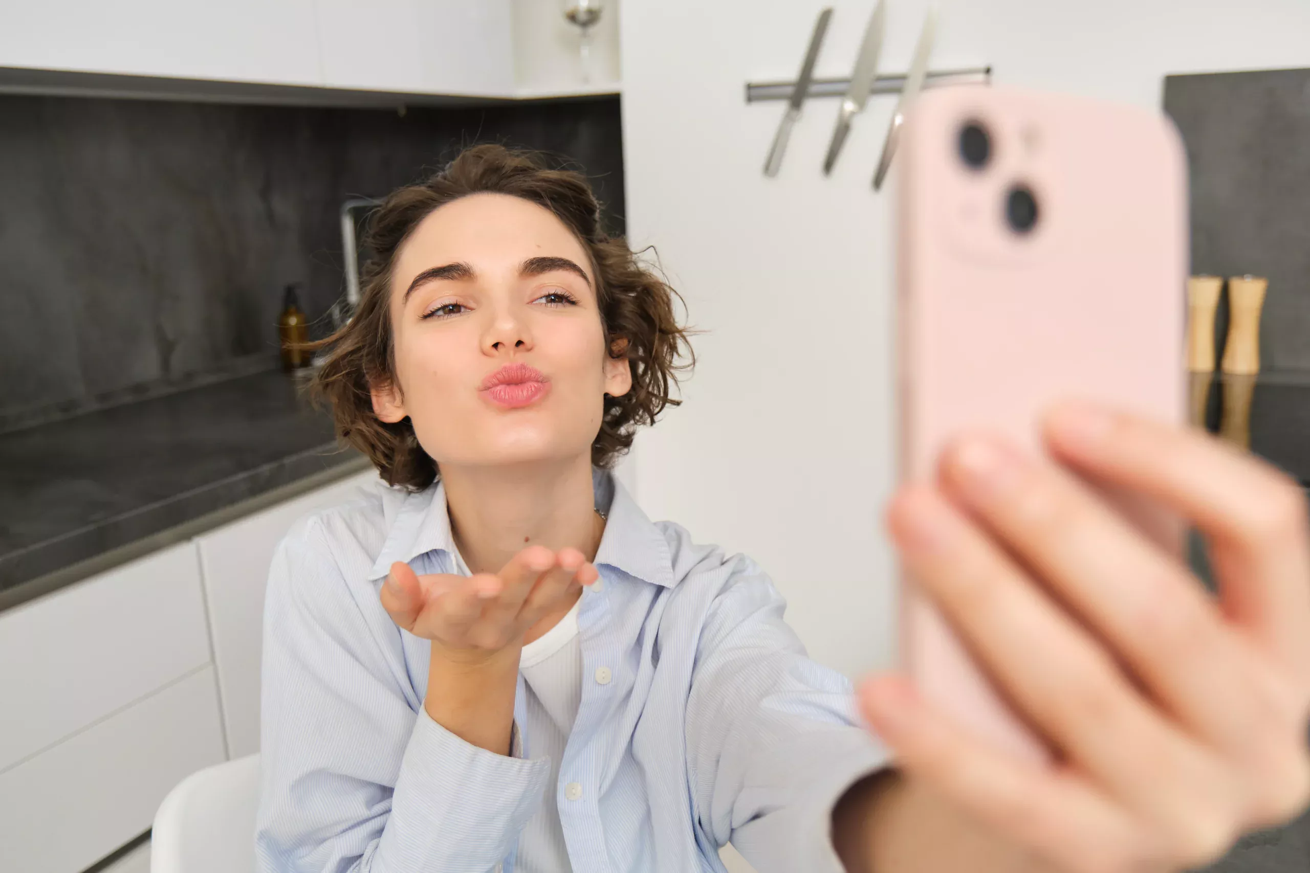 Woman using random video chat on a smartphone – Omegle alternatives with gender filter